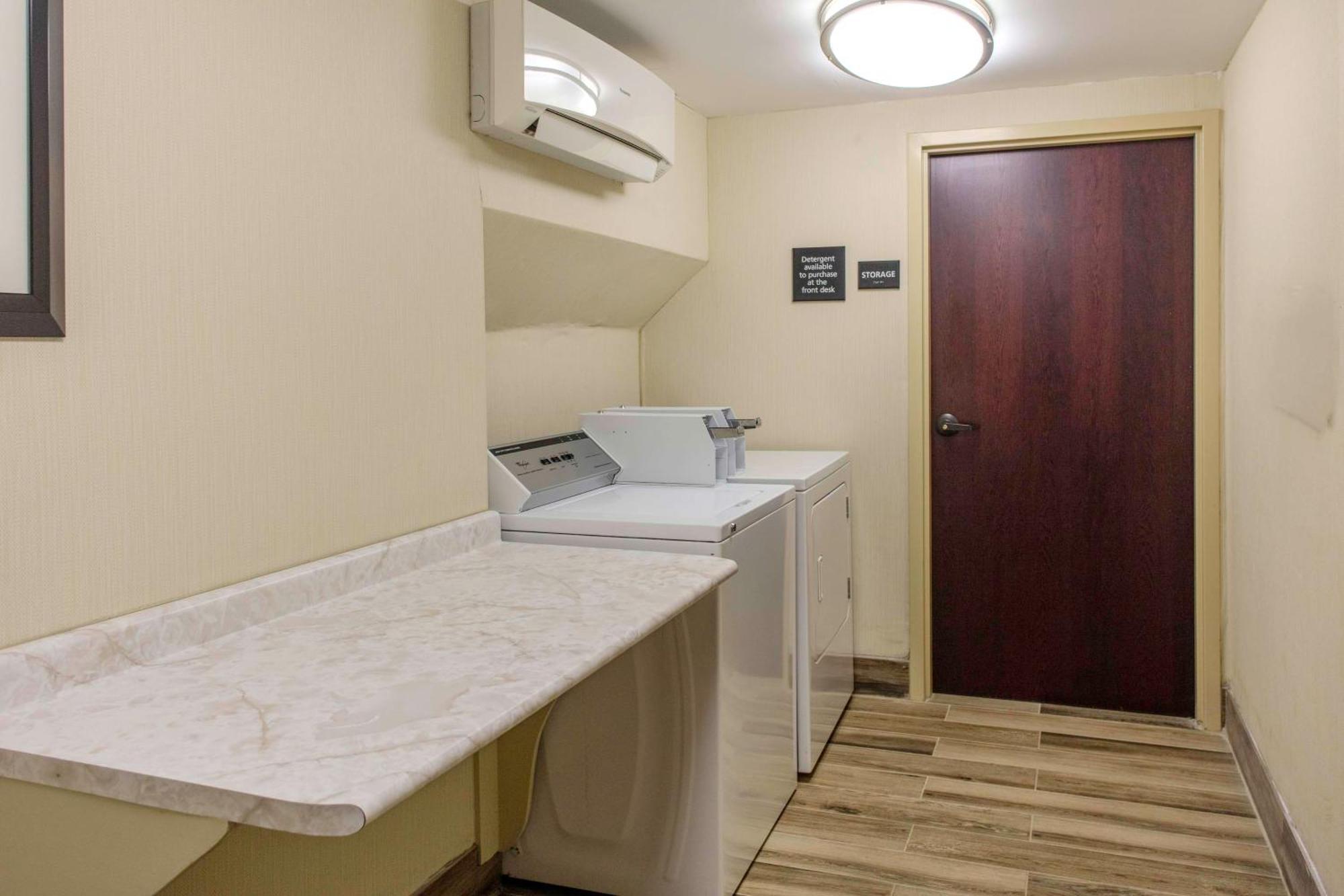Hampton Inn Detroit Northville Exterior foto